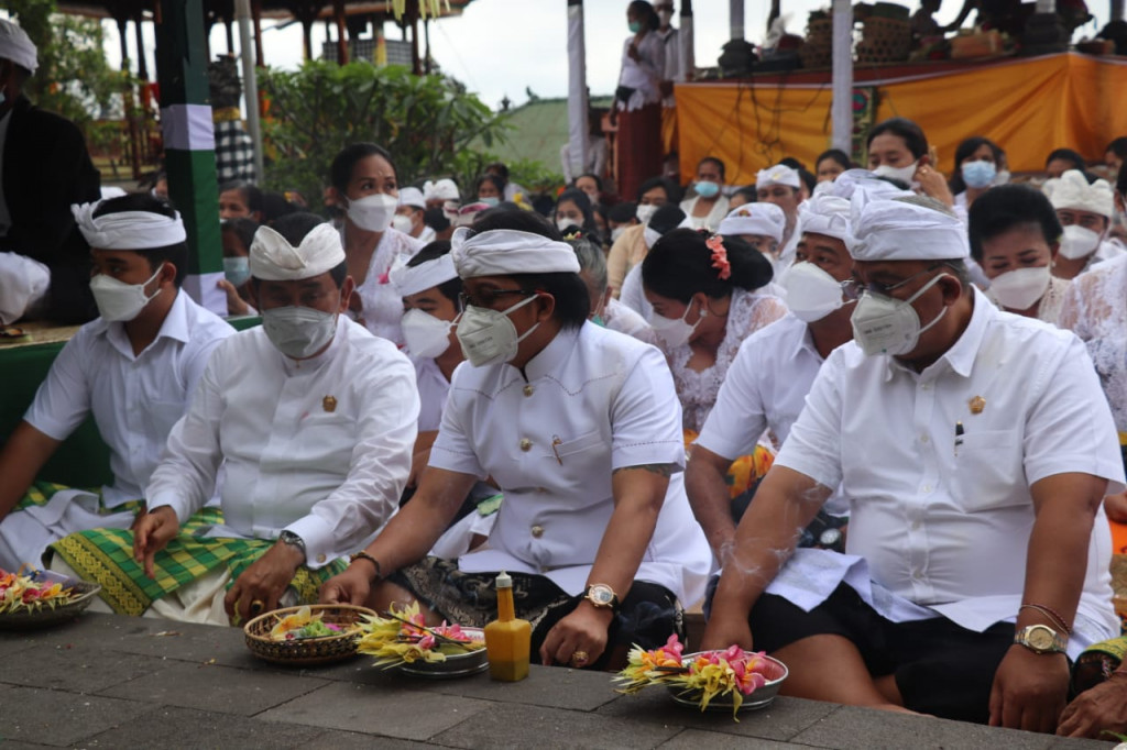 Bupati Giri Prasta Hadiri Puncak Piodalan Ring Pura Luhur Pucak Mangu